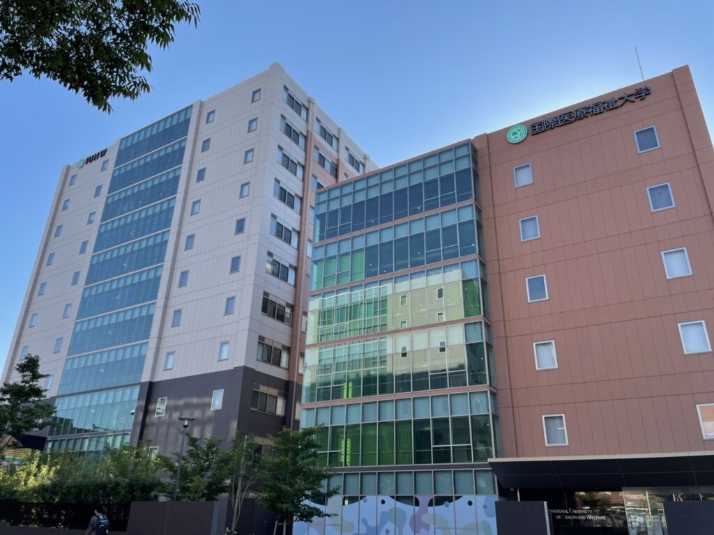 国際医療福祉大学医学部の再受験｜学費と英語授業などの特徴を解説
